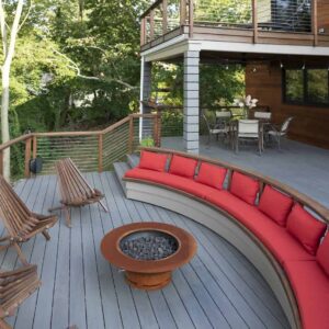 Gemütliche Holzterrasse mit Feuerstelle, Lounge und Sitzgelegenheiten im Garten.