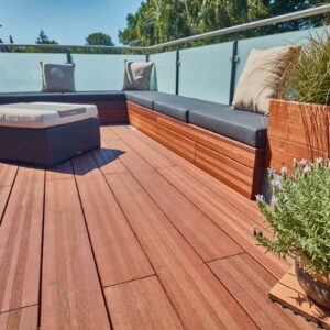 Garten-Terrasse mit Holzdecks, Sitzbank und Pflanzen, ideal für Entspannung im Freien.