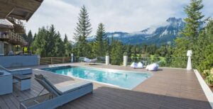 Pool mit Bergpanorama und Naturblick, ideal für Erholung im Grünen.