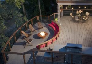 Terrasse mit Feuerstelle, Lounge und Essbereich im Garten.
