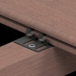 Holztisch mit Metallbeschlägen, langlebig und stilvoll für Esszimmer oder Büro.