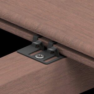 Holztisch mit Metallbeschlägen, langlebig und stilvoll für Esszimmer oder Büro.