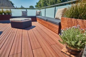 Garten-Terrasse mit Holzdecks, Sitzbank und Pflanzen, ideal für Entspannung im Freien.